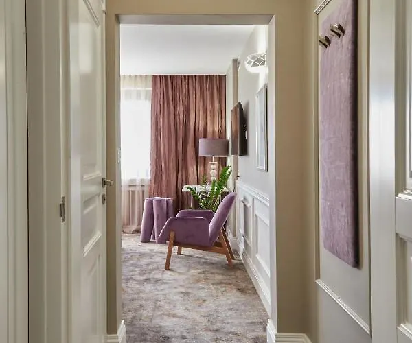 Stara Wozownia W Lusowie 住宿加早餐酒店