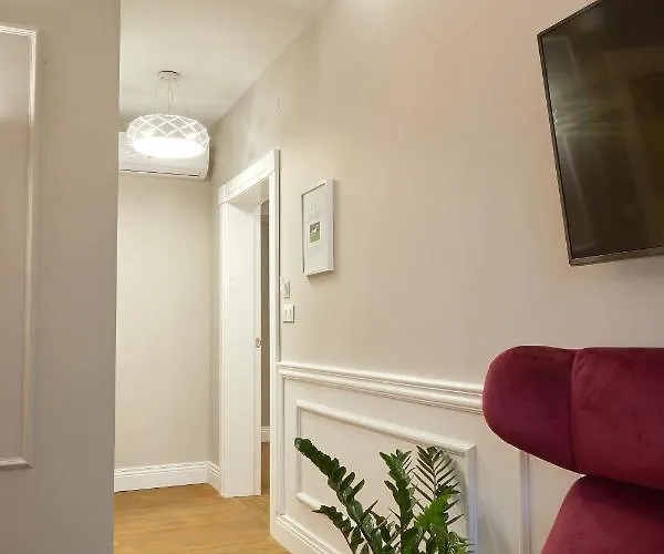 Stara Wozownia W Lusowie 住宿加早餐酒店 4*